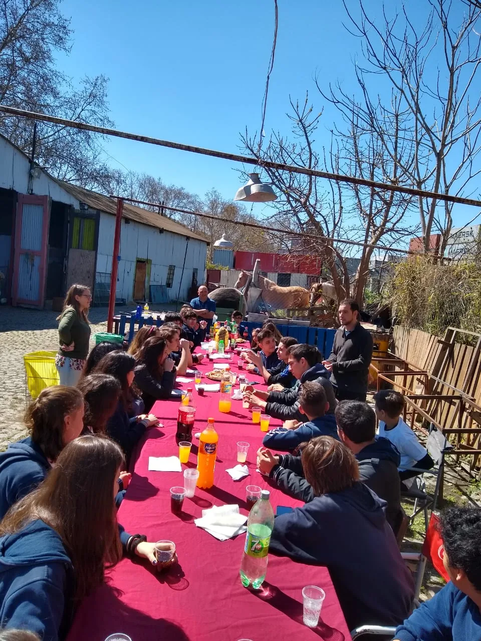 Estudiantes compartiendo una actividad en el predio