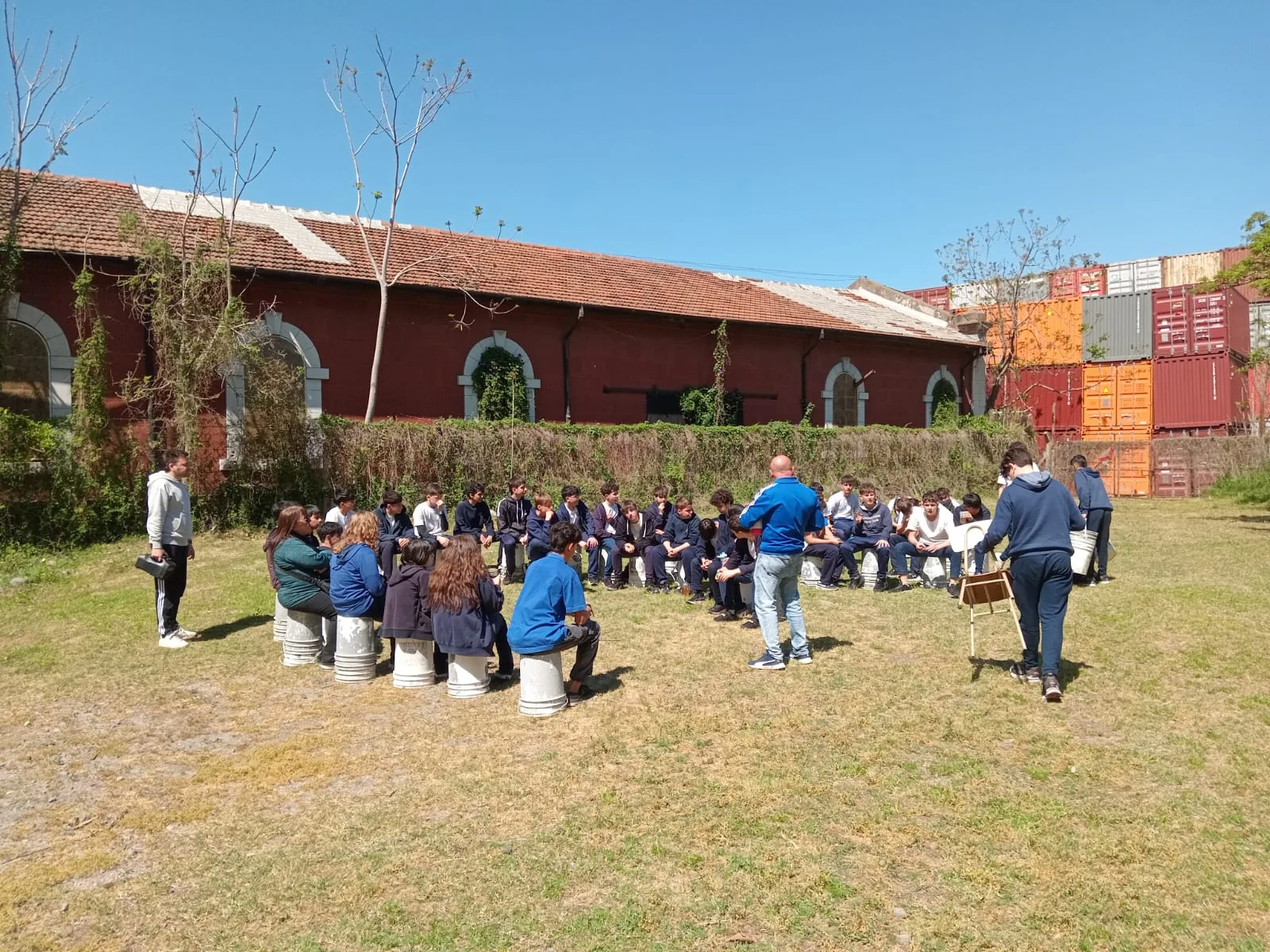 Grupo escolar reunido en el Centro Tradicionalista de Barracas