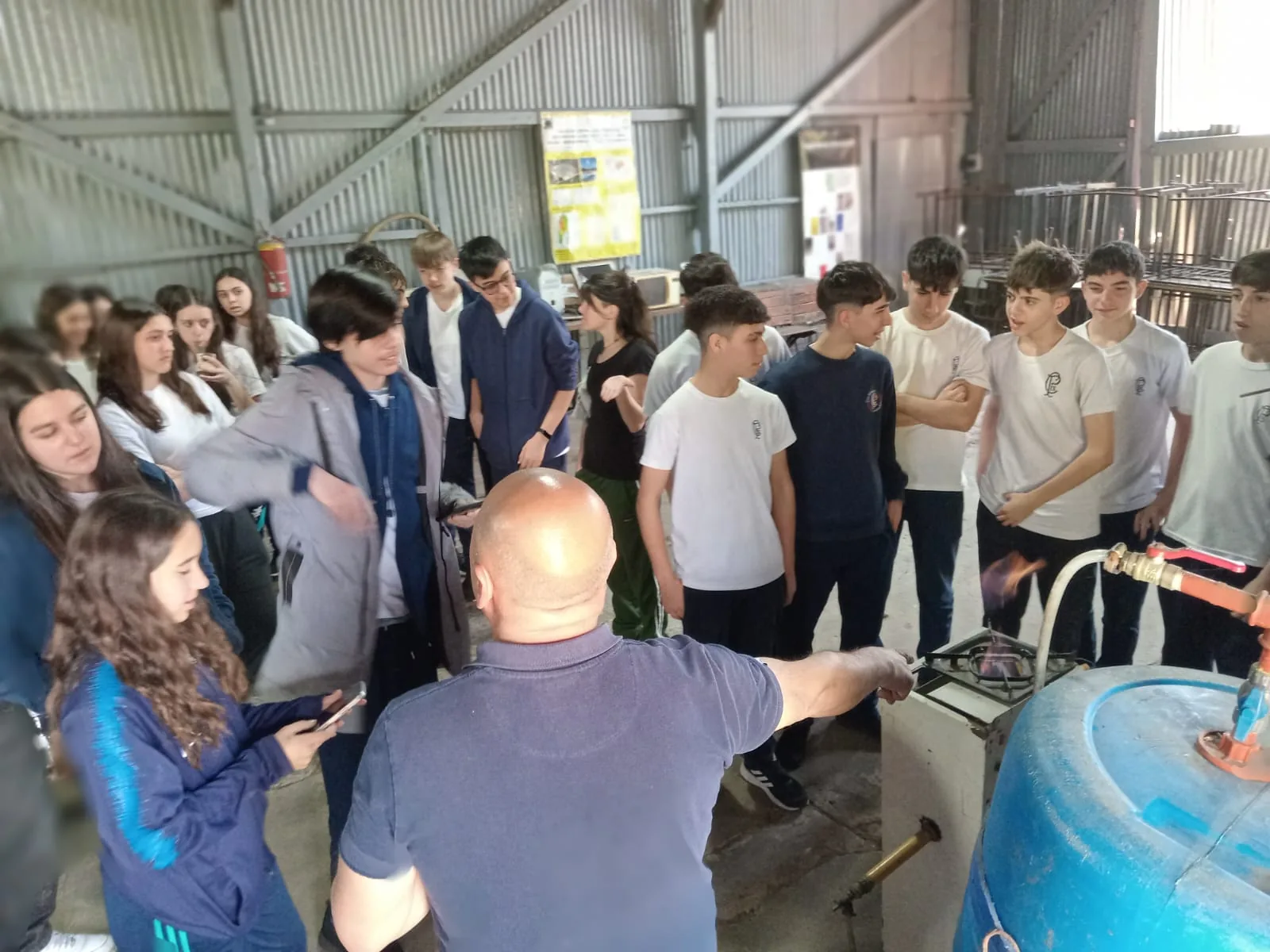 Estudiantes participando de una actividad sobre energías renovables