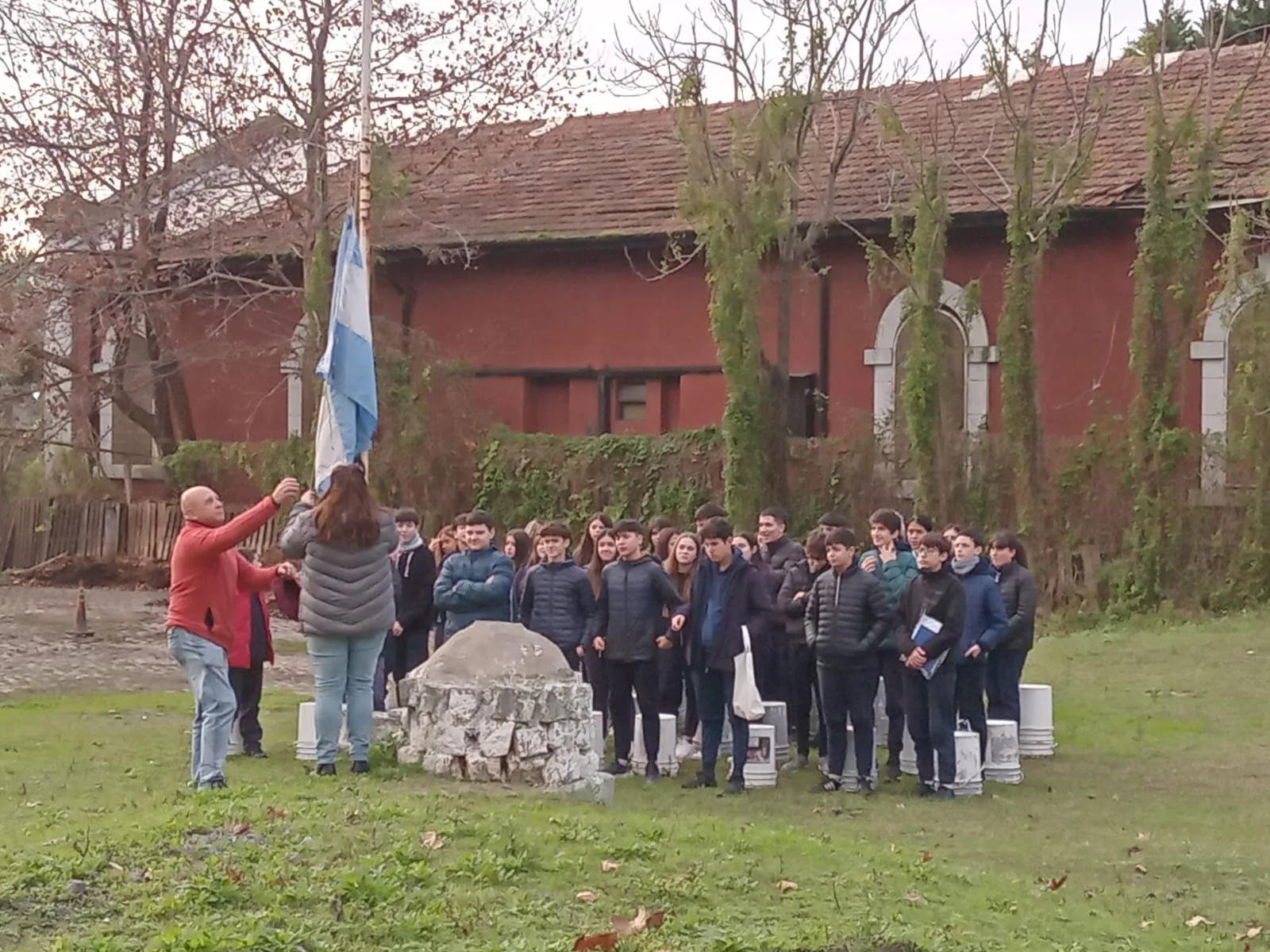 Grupo escolar participando de una actividad en el predio