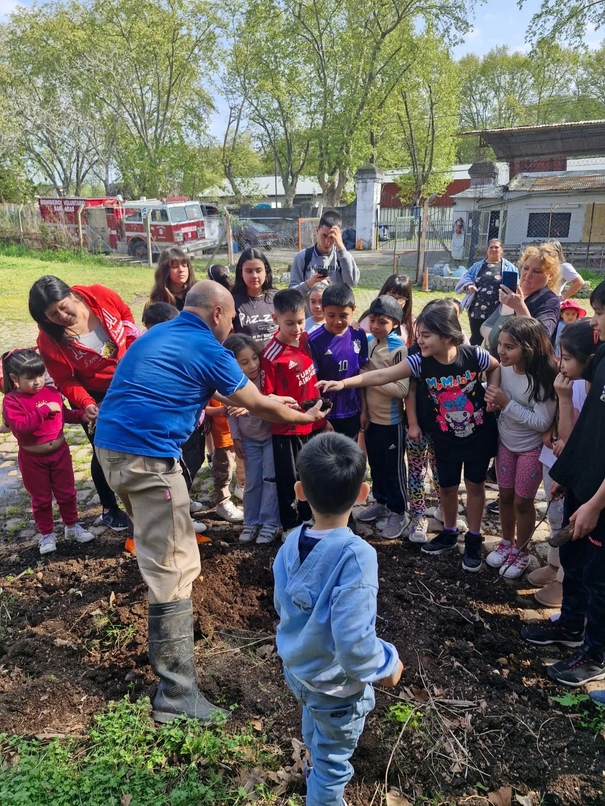 Niños participando de una actividad ambiental al aire libre