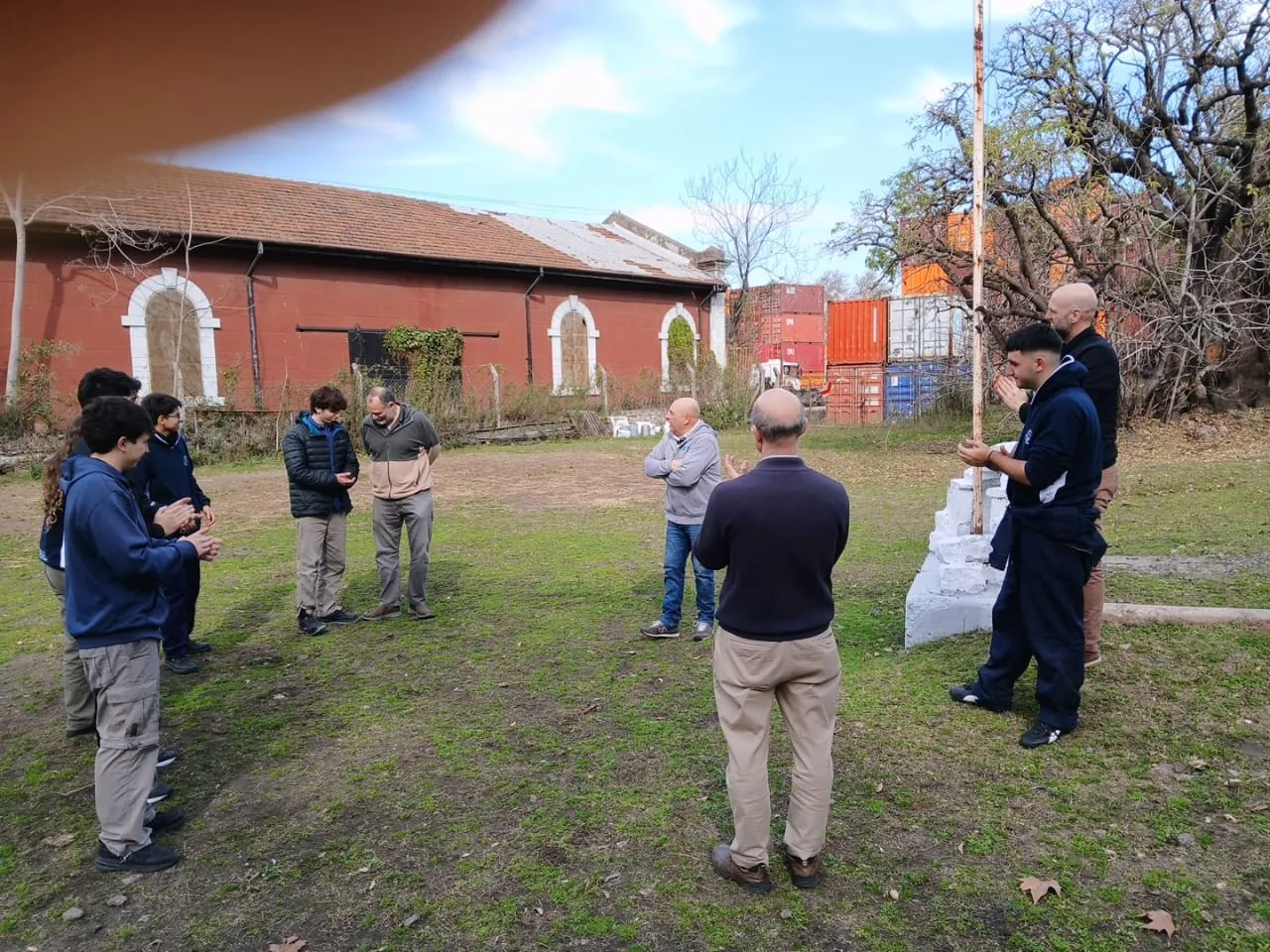 Grupo educativo reunido en el predio del Centro Tradicionalista de Barracas